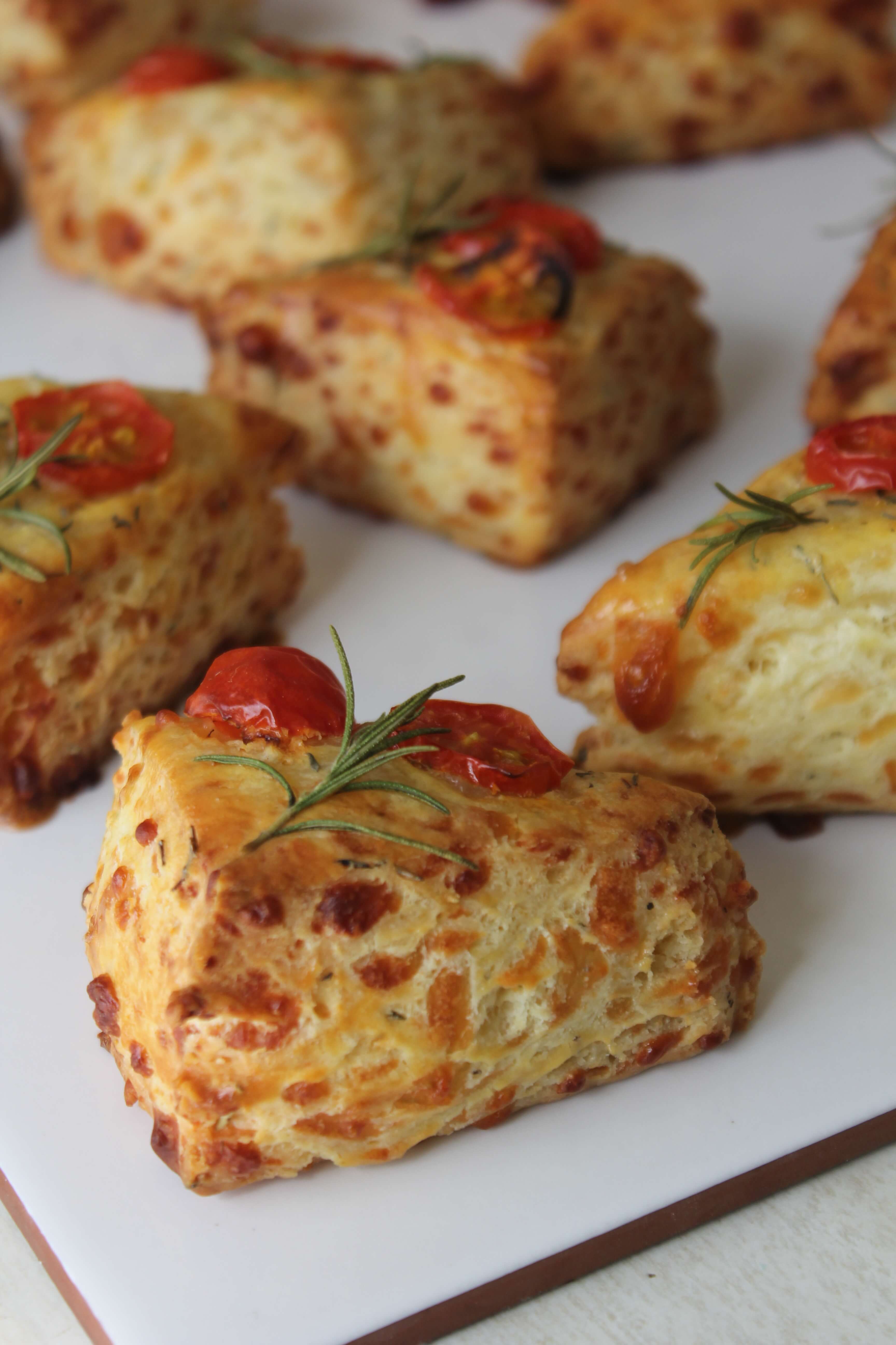 Scones de queso, cherry y tomillo x12